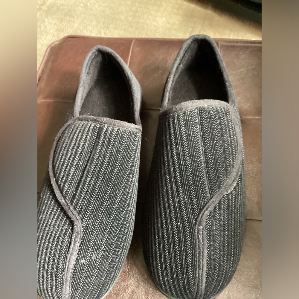 Men’s Velcro Size 11 slippers- Pre-owned